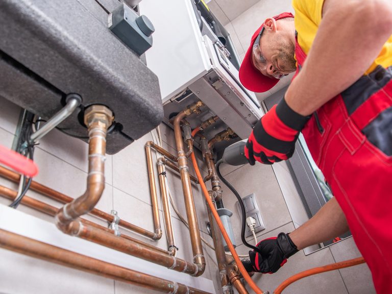Professional Gas Heating Technician With Natural Gas Detector De Emergency Gas Leak Repair